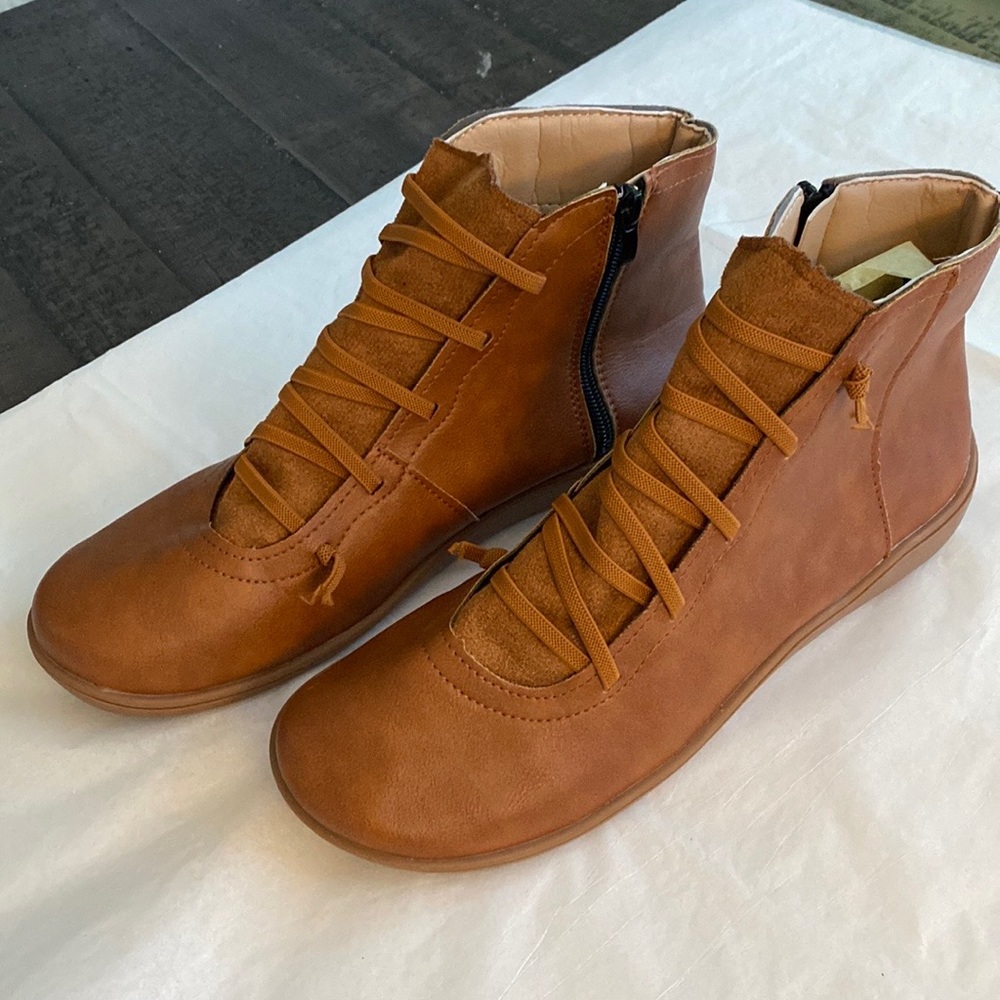 Womens laced boots, Size 9.